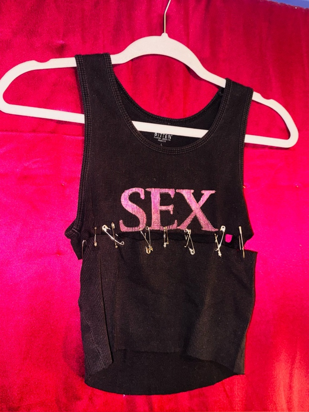 👑 Size Large “S e x” Bitten by Sarah Jessica Parker Black Ribbed Tank